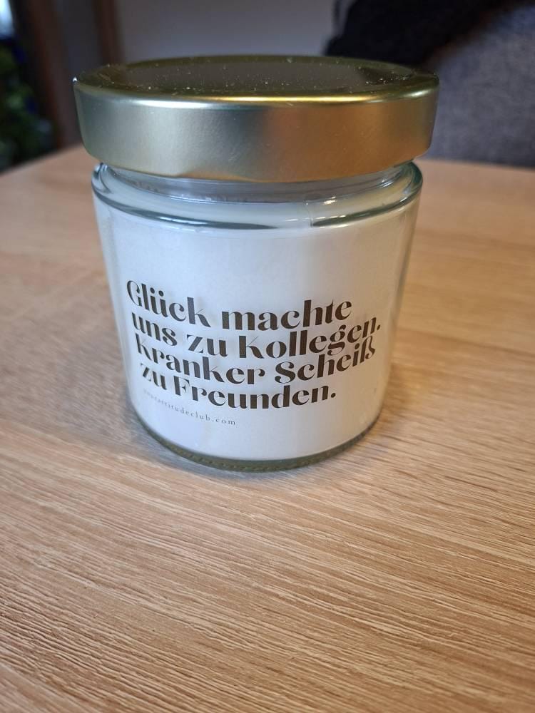 Customer photo review of Glück machte uns zu Kollegen. Kranker Scheiß zu Freunden – witzige Kerze, Fun Candle Geschenkidee, Freundschaft Kerze, Büro Humor, Your Attitude Club