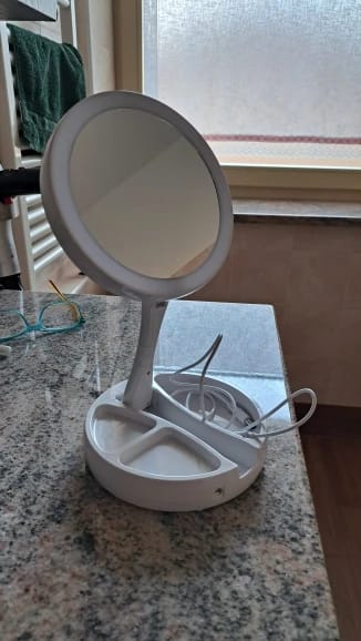 Customer photo review of Miroir de Maquillage Double Face 1X & 10X Lumineux Pliable Grossissant