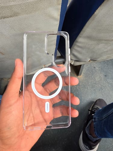 Customer's hand holding the transparent Anti Yellow Magsafe Clear Case, showing the white magnetic ring.