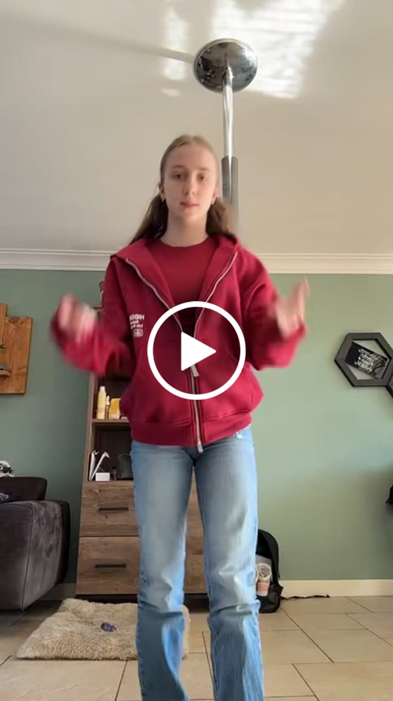 Customer video review of LABEL ZIP HOODIE BURGUNDY