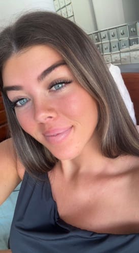 Hayley wearing Meraki DIY lashes