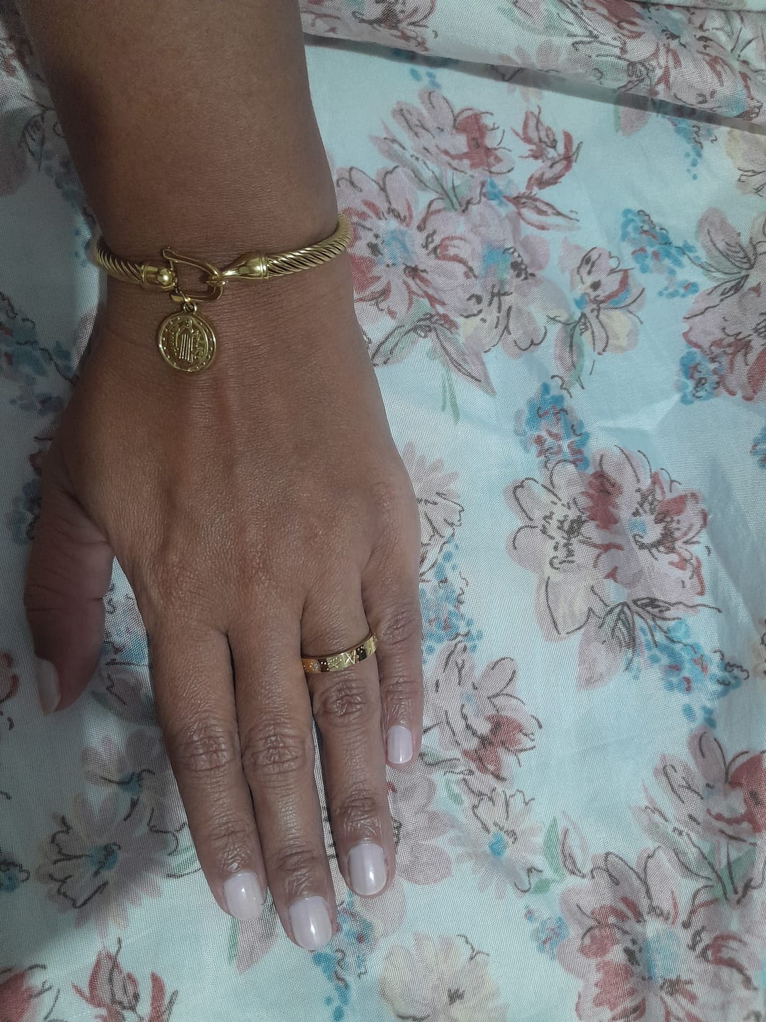 Customer photo review of Bracelete Pingente São Bento Banhado em Ouro 18K