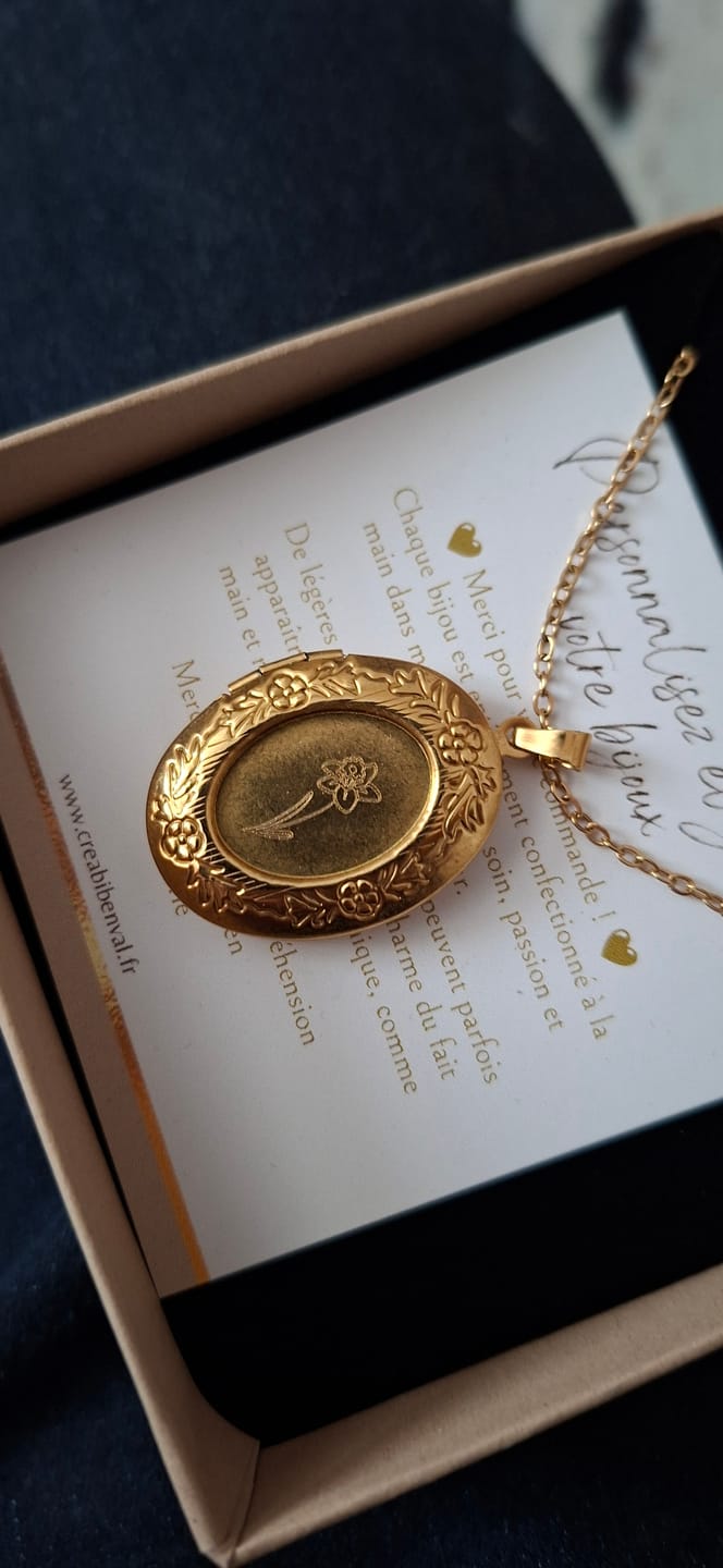 Customer photo review of Collier photo personnalisé médaillon ovale motif fleur gravé acier inoxydable
