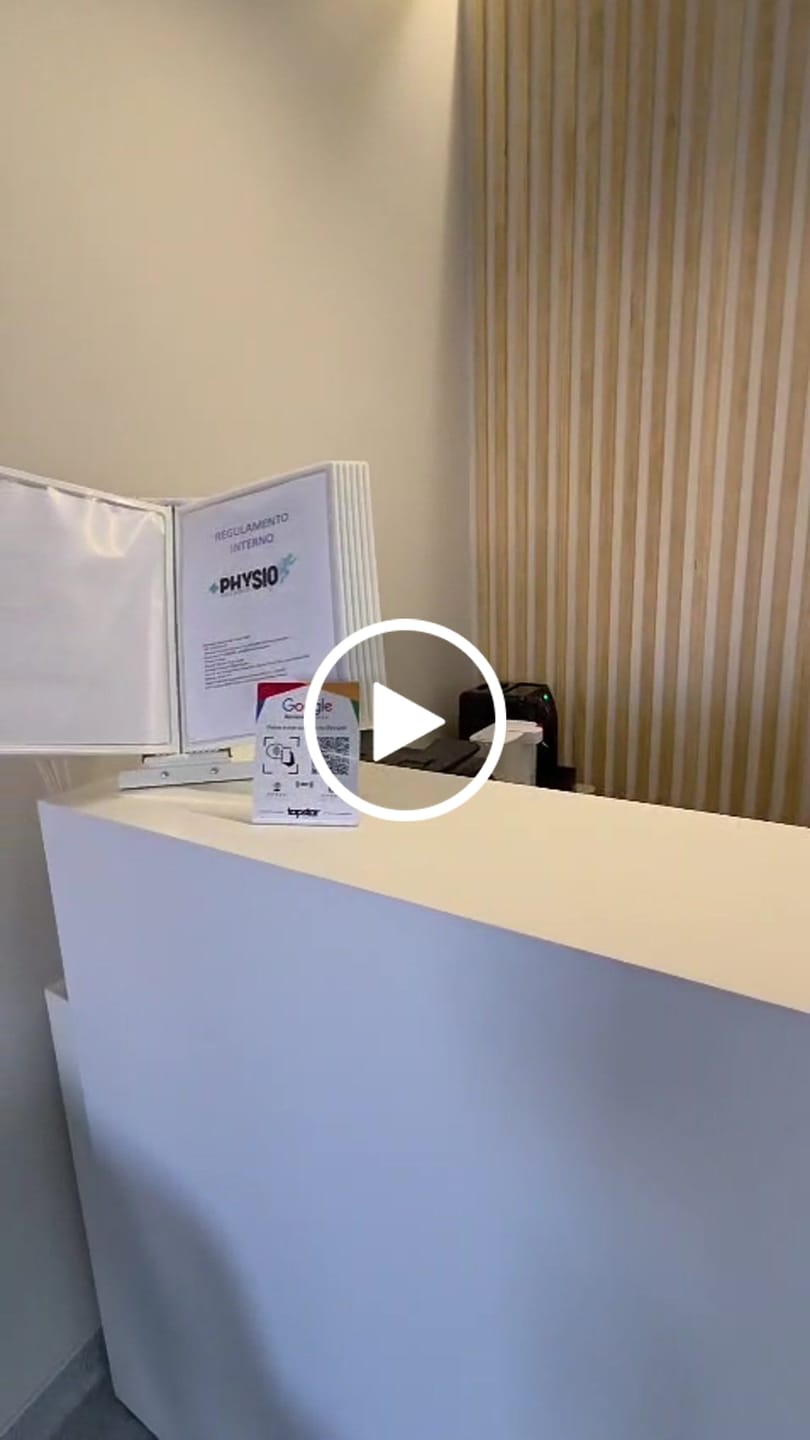 Customer video review of Expositor de Avaliações Google com NFC e QR