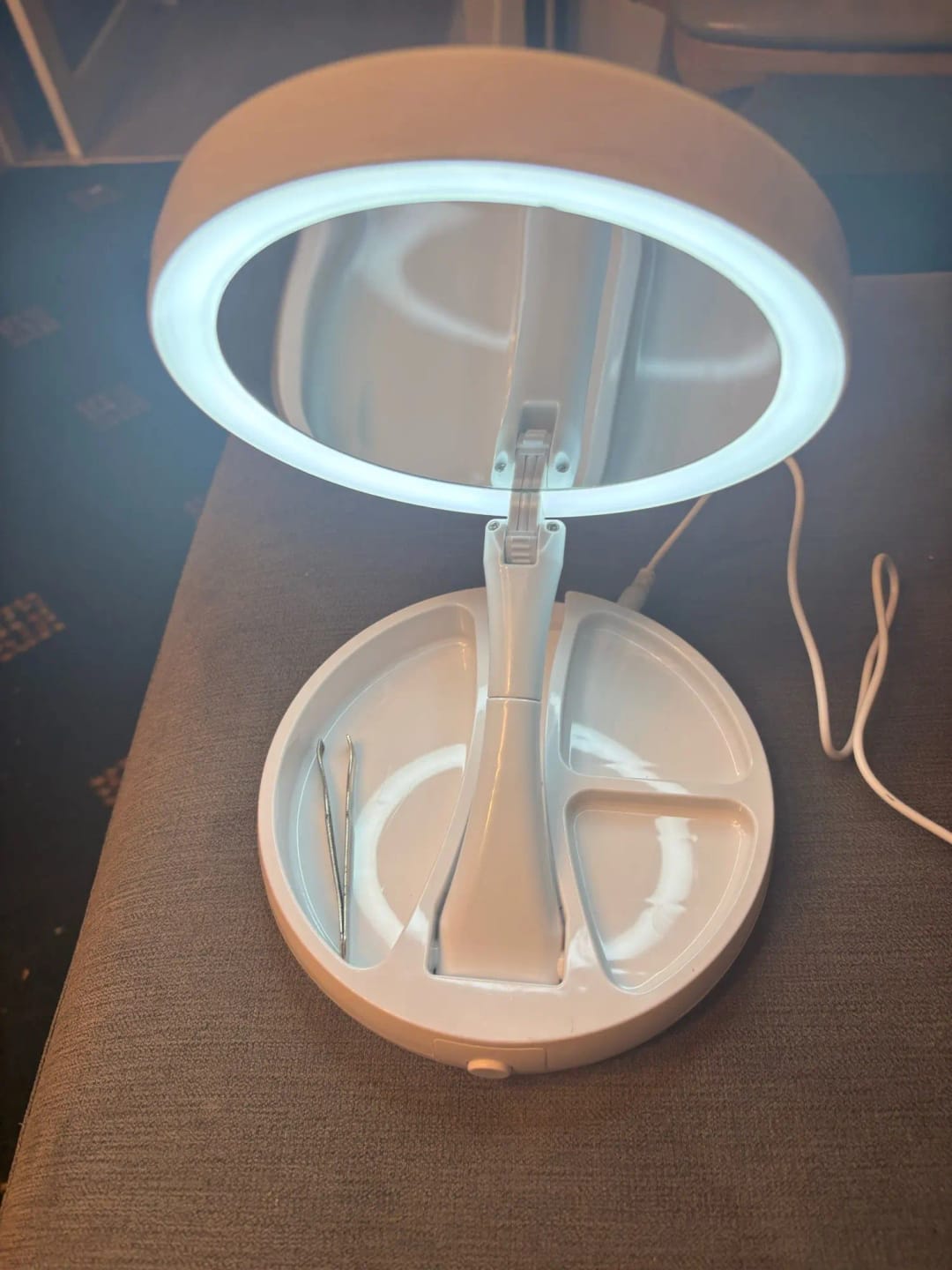 Customer photo review of Miroir de Maquillage Double Face 1X & 10X Lumineux Pliable Grossissant
