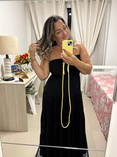 Avaliadora mostrando a Cordinha Nora Amarelo Manteiga em uma selfie no espelho, usada com um vestido preto.