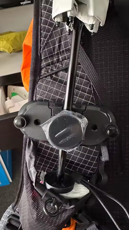 Customer photo review of Freihändiger Rucksack-Regenschirmhalter Clip