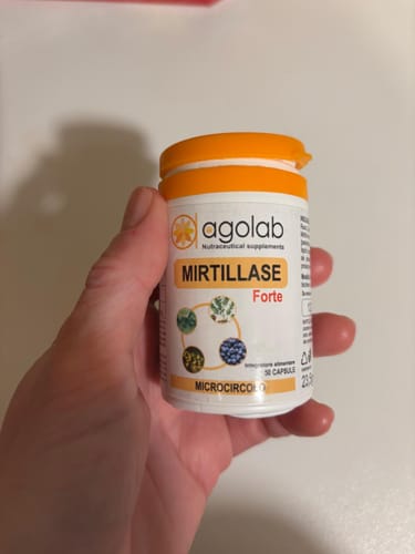 Recensore tiene in mano il piccolo flacone di Mirtillase Forte, mostrandone l'etichetta.