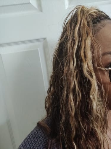 Close-up of a reviewer wearing the Mix Color Loose Deep Wave Crochet Hair pulled back into a high ponytail.