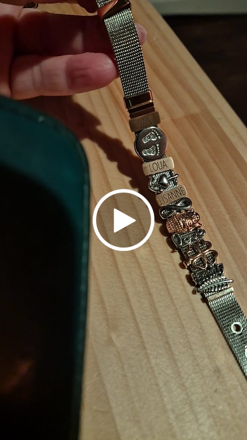 Customer video review of Mesh charm name rosé gold