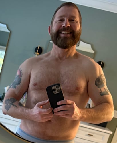 Reviewer showing a muscular physique in a mirror selfie after a cycle of 19-Nandro.