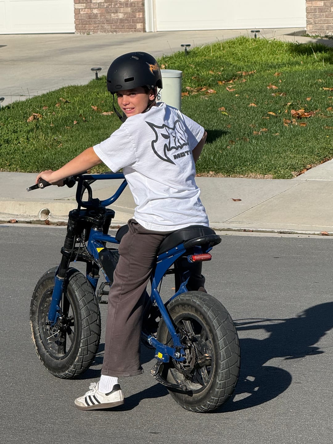 Customer photo review of White WildStyle Shirt by FANGMOTO™
