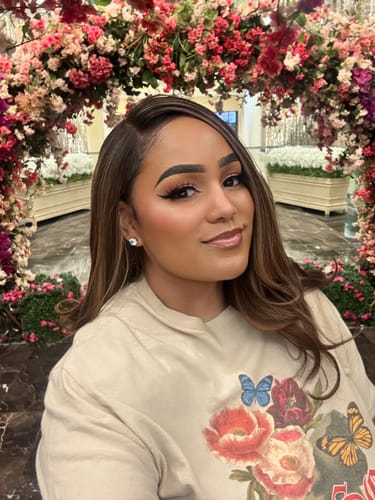 Reviewer showing a seamless, natural-looking hairline on her wig after using the Red by Kiss Lace Tint Spray.