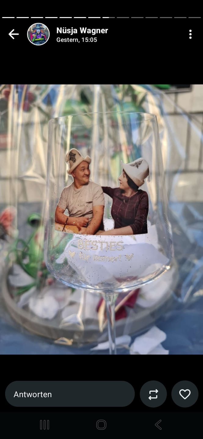 Customer photo review of Besties - Bedrucktes Weinglas mit Foto für beste Freundinnen