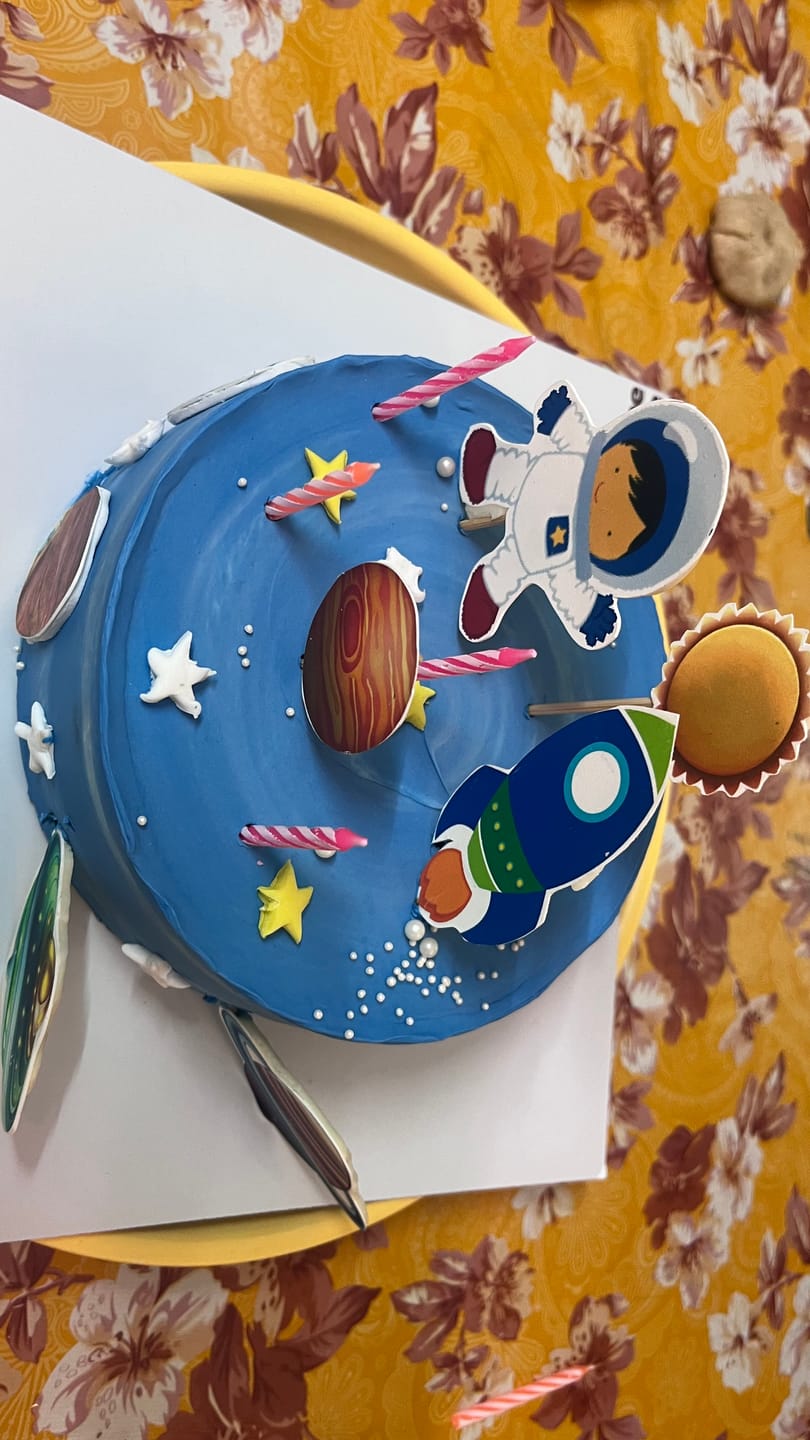 Customer photo review of Solar system theme cake