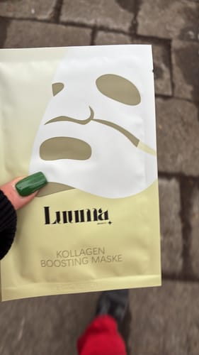 Ein Kunde hält die Verpackung der Kollagen Glow Maske in der Hand.