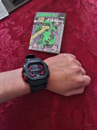 Reseñador mostrando su reloj Casio G-Shock 'King G-Shock' negro en la muñeca.