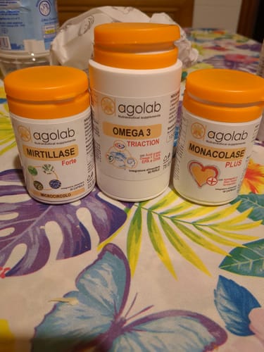 Il recensore mostra il flacone di Mirtillase Forte insieme ad altri due integratori Agolab su un tavolo.