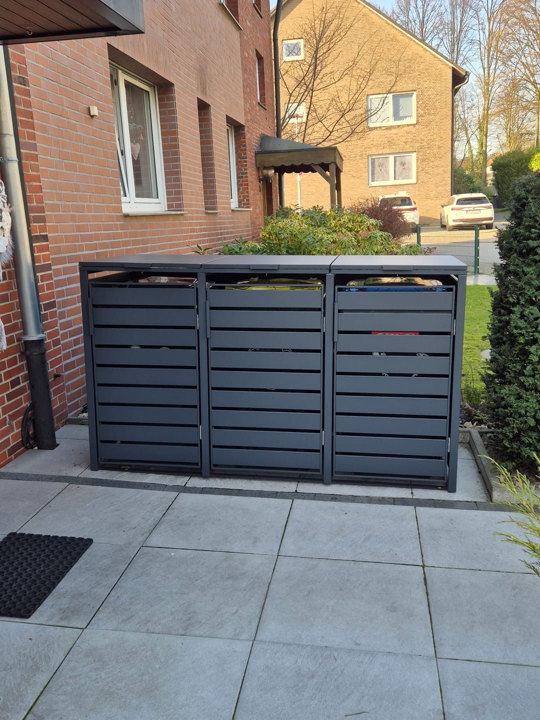 Customer photo review of Moderne Mülltonnenbox MB9 | Anthrazit (RAL7016) | stabil & pulverbeschichtet | 3er-Box Lamellen