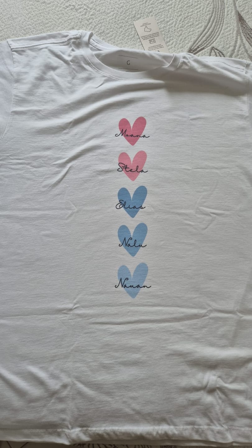 Customer photo review of Camiseta Personalizada - CORAÇÕES E NOMES (Até 5 nomes) - 100% Algodão