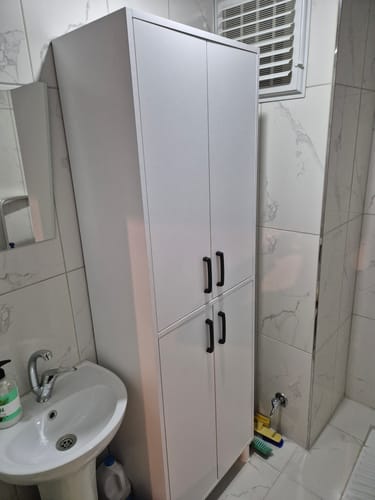 Müşterinin banyosuna kurduğu beyaz, dört kapaklı Rani F1 Çok Amaçlı Dolap.