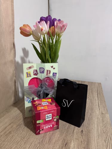 Empaque de cliente para la Cadena Miami Cuban Oro, exhibido como un regalo con flores y chocolates.