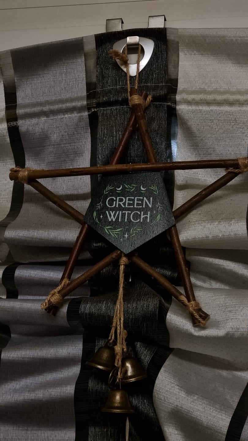 Customer photo review of Pentagramm Wanddeko mit Glocken – Green Witch Hängedekoration