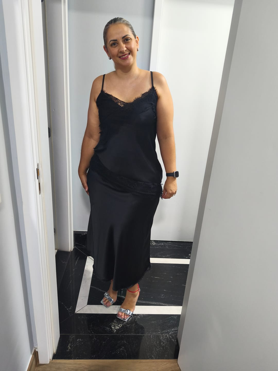 Customer photo review of Blusa Assimetrica em Cetim com Renda, Preta