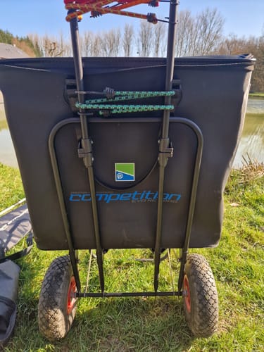 Recensent toont de COMPETITION EVA NET BAG op een transportkar aan de waterkant.