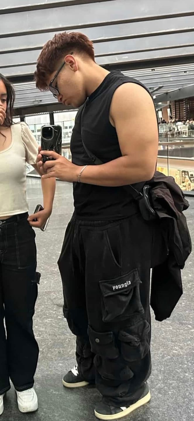 Customer photo review of 2005 - Hella Pocket Sweats