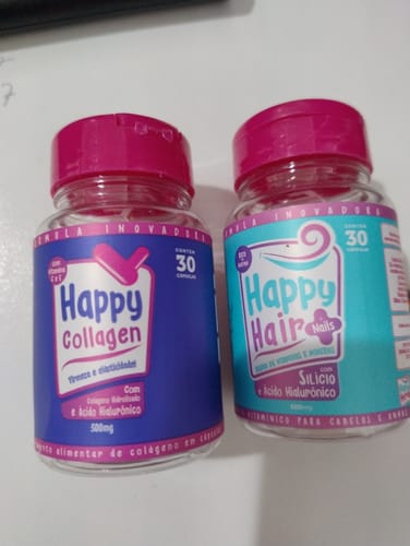 Avaliador mostra os potes dos suplementos Happy Hair e Happy Collagen, lado a lado.