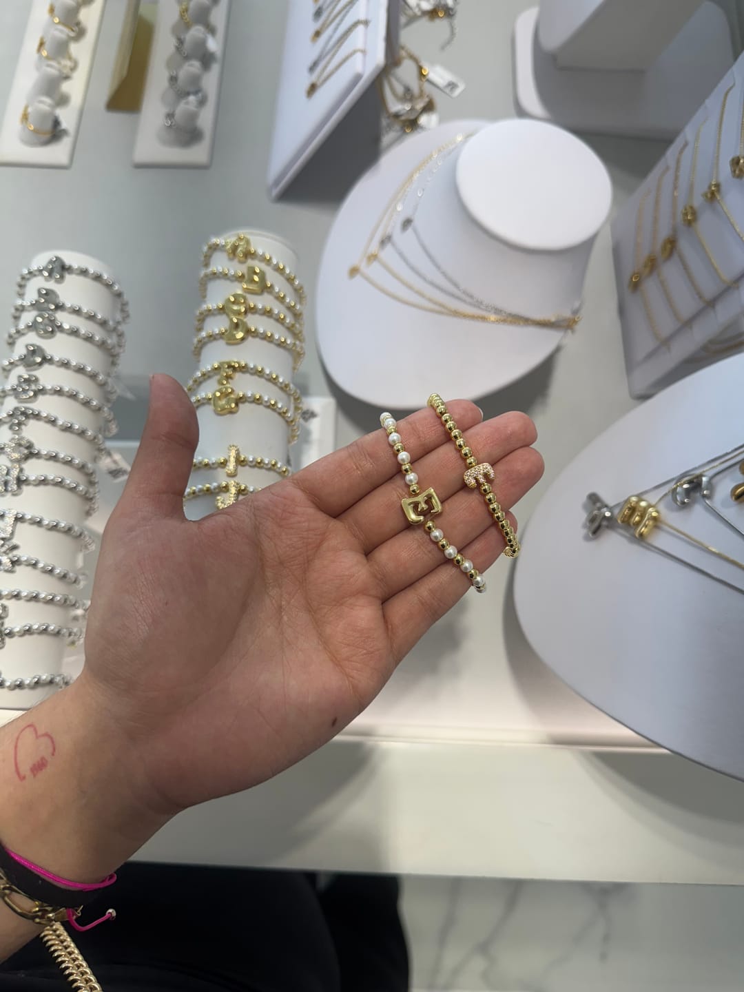 Customer photo review of Pulsera Dorada Con Inicial Mini Bubble Zirconia
