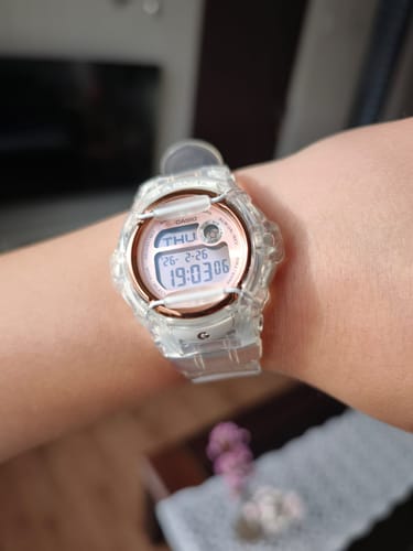 Cliente mostrando su reloj Casio Baby-G Jelly JDM en la muñeca, con una correa transparente y una esfera rosada.