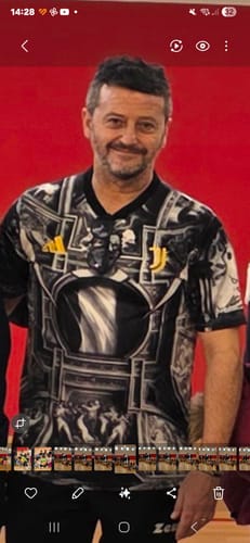 Recensore sorride indossando la MAGLIA JUVENTUS SPECIAL EDITION bianca e nera.