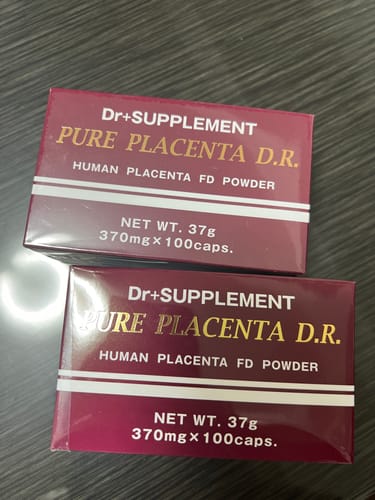 購入者が投稿した、Dr+SUPPLEMENT PURE PLACENTA D.R.サプリメントの赤い箱2つ。