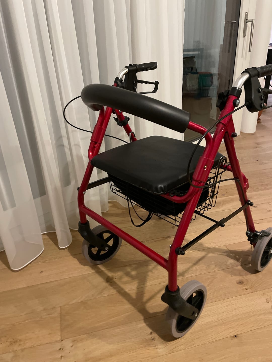 Customer photo review of Trendmobil Rollator nur 6,7 kg - inkl. Korb und Stockhalterung