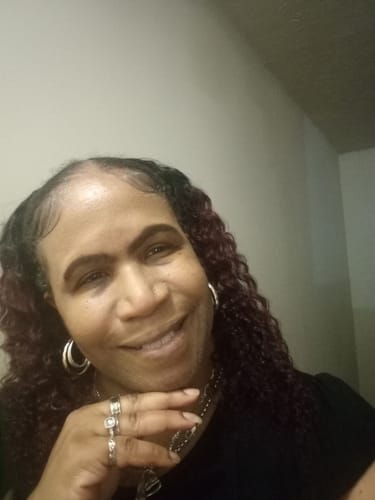 Customer smiling and showing her fuller hairline after taking Good Growth Capsules.