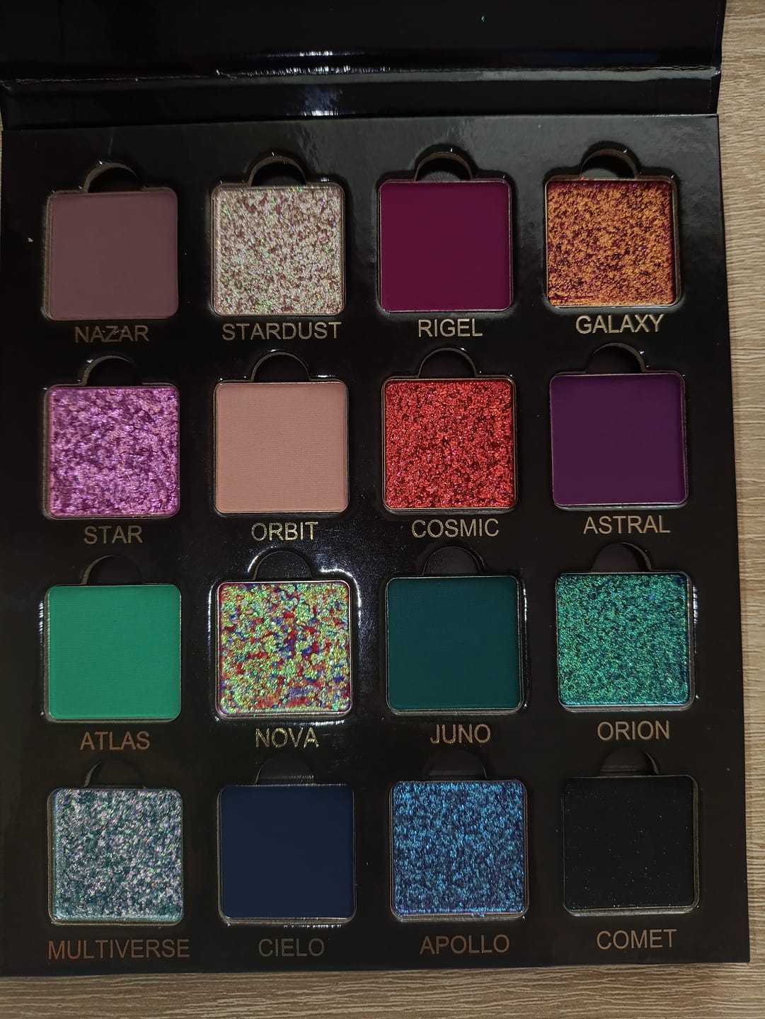 Customer photo review of Multiverse Multichrome Holographic Magnetic Eyeshadow Palette
