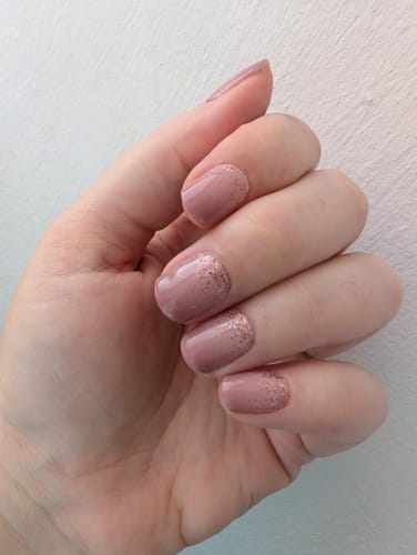 Kundenrezension der 'Cupcake Sprinkles' UV Gel Wraps auf kurzen Nägeln, die einen staubrosa Ombré-Verlauf mit Rosé-Glitzer zeigen.