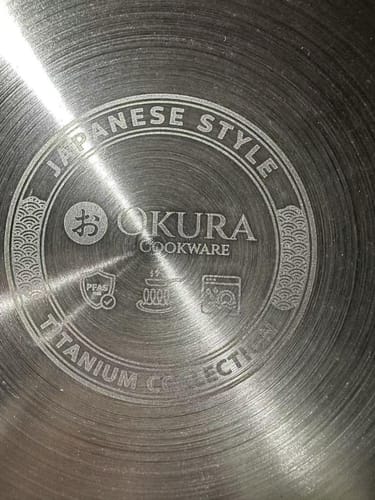 Nahaufnahme des Rezensenten vom eingravierten Boden der neuen gehämmerten Titanpfanne.