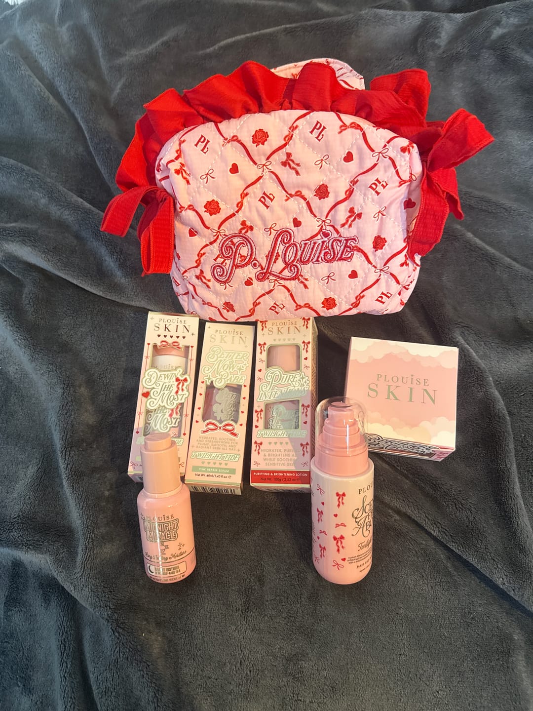 Recenzja zdjęć klientów dotycząca zestawu i łuku P.Louise Skincare Essentials Kit & Bow Torba