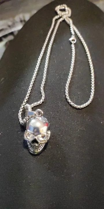 Customer photo review of Collier pendentif Johnny Hallyday Crâne - 3 modèles