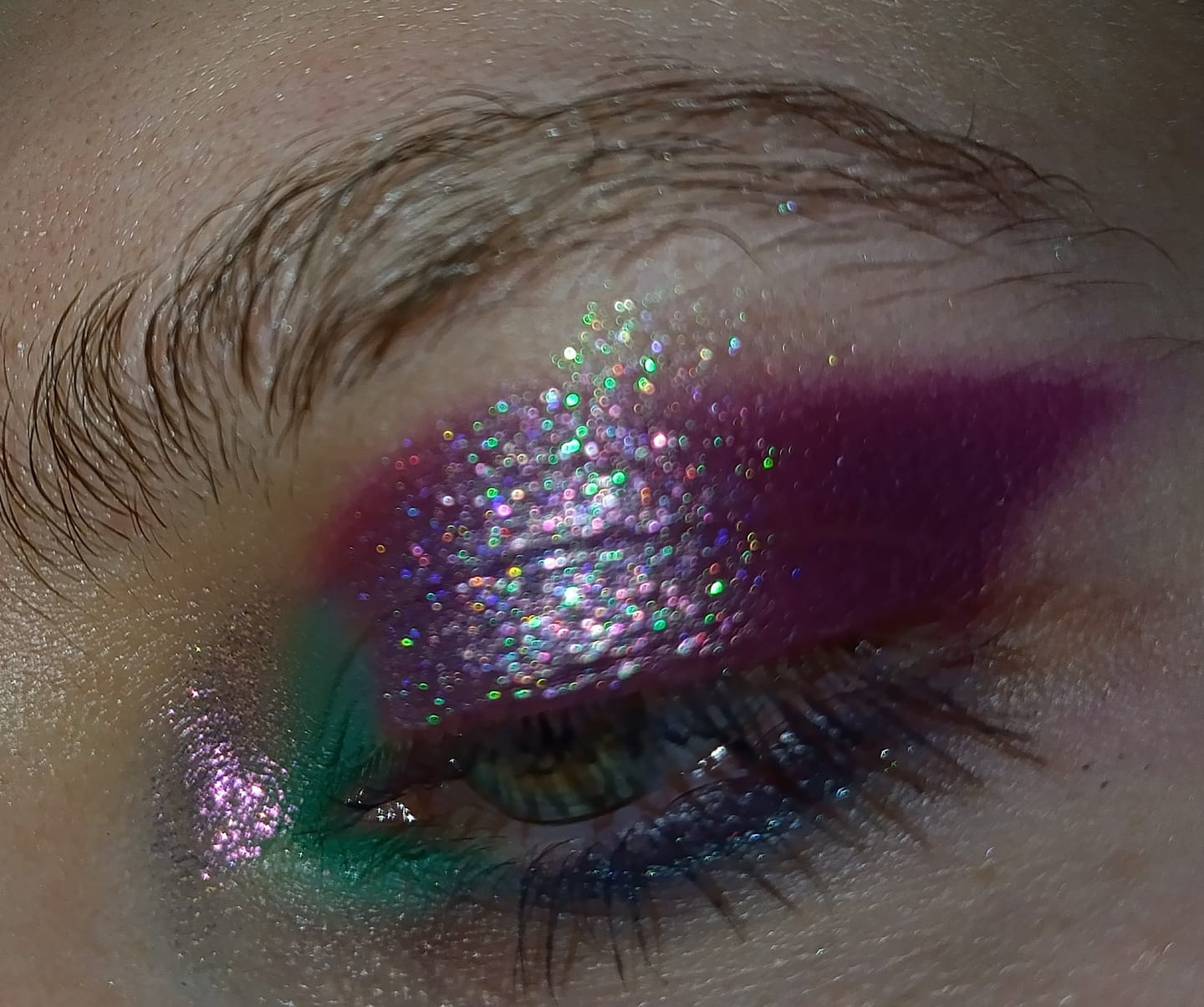 Customer photo review of Multiverse Multichrome Holographic Magnetic Eyeshadow Palette