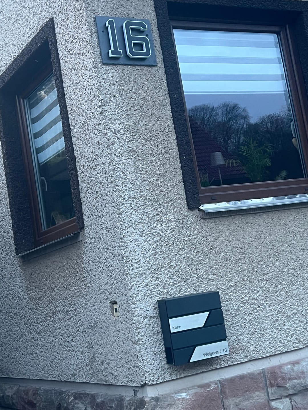Customer photo review of AlbersDesign Briefkasten B1 anthrazit (RAL7016) personalisiert mit Edelstahl-Schildern