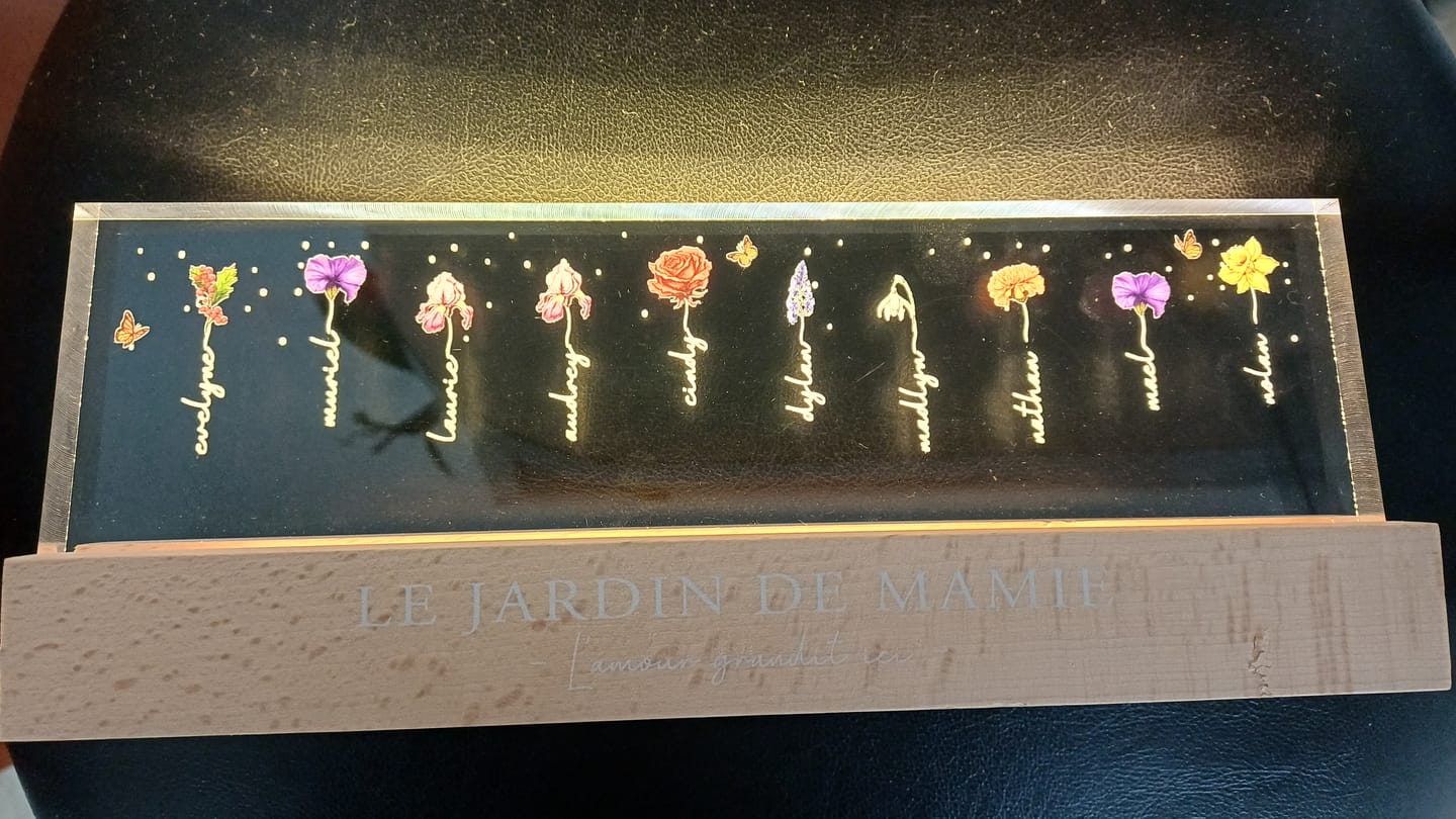 Customer photo review of Le Jardin de Mamie - Plaque LED acrylique personnalisée avec fleurs pour Maman et Mamie