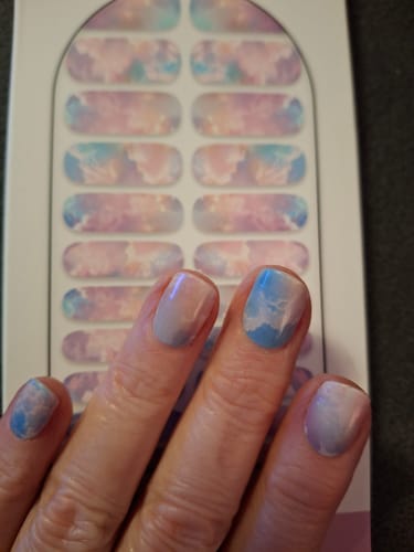 Nahaufnahme der Hand einer Rezensentin mit den aufgetragenen UV-Gel-Folien „Glacier Marble“ im eisblauen Marmor-Design.