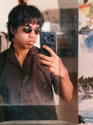 Reviewer wearing the Predator rectangle sunglasses with a gunmetal grey frame in a mirror selfie.