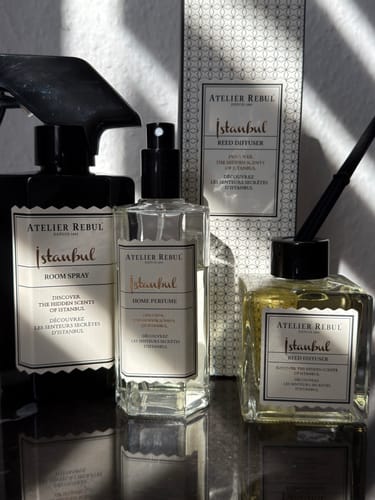 Recensent toont de Istanbul Geurstokjes met de bijpassende home perfume en roomspray.