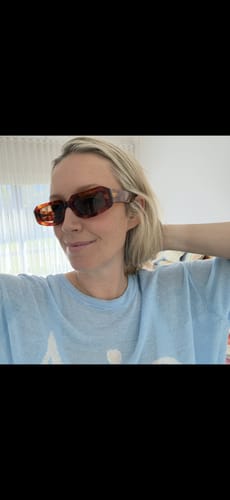 Reviewer smiling while wearing the stylish YAKIMOTO sunglasses in the HAVANA TORT pattern.