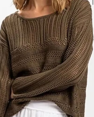 Primer plano de un cliente usando el chaleco Trancoso café, mostrando su tejido calado.